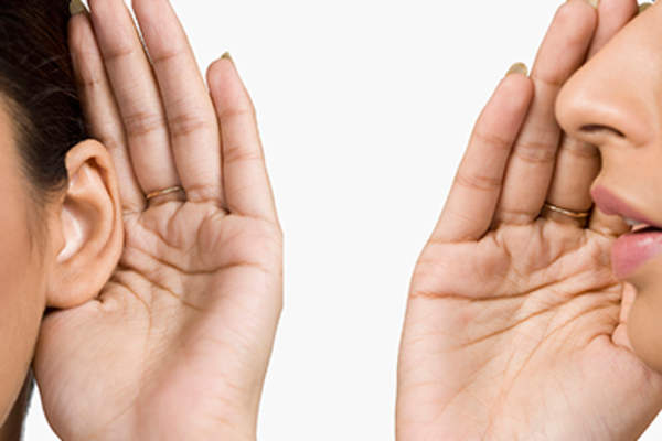 女人对她的朋友耳语。