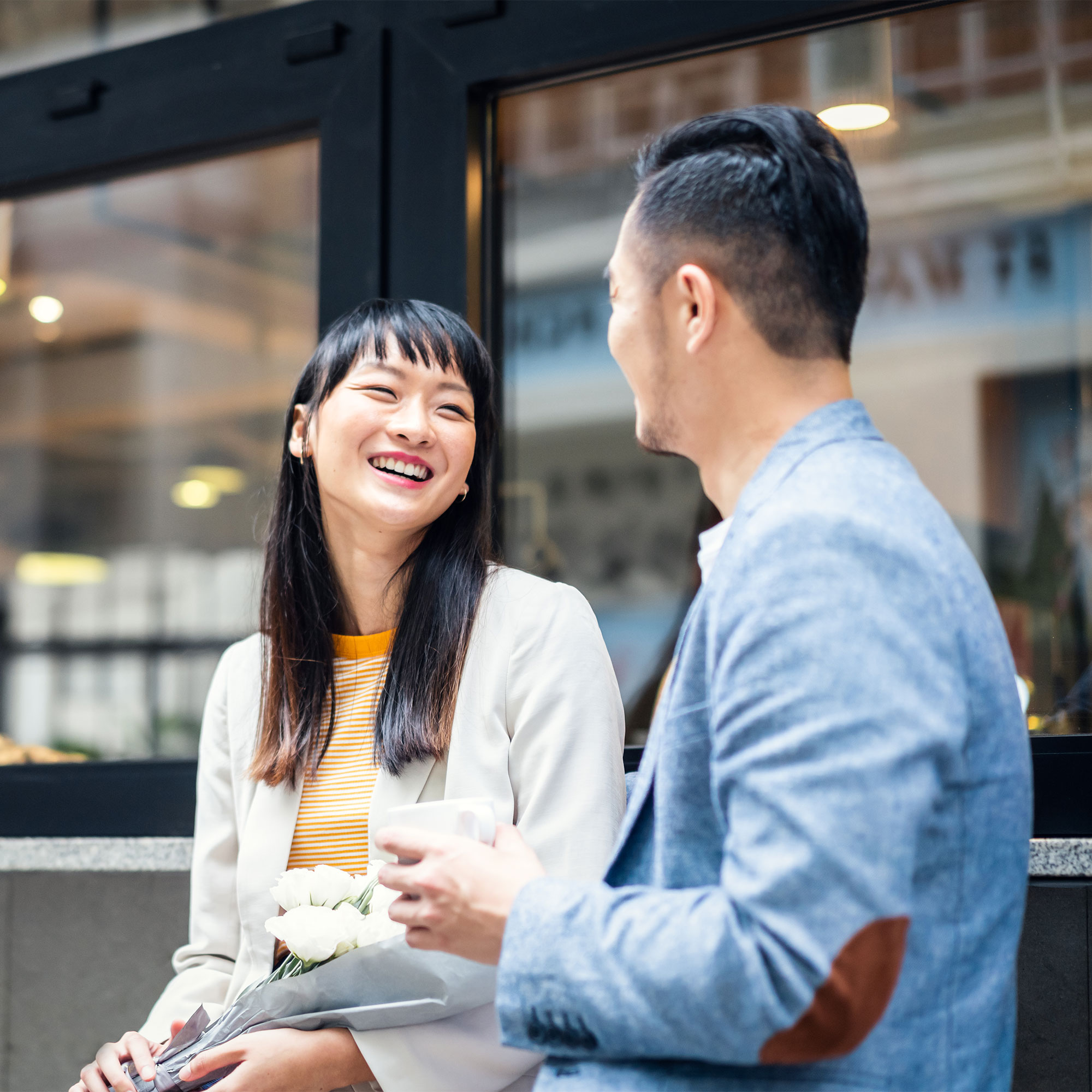 一对情侣约会的照片