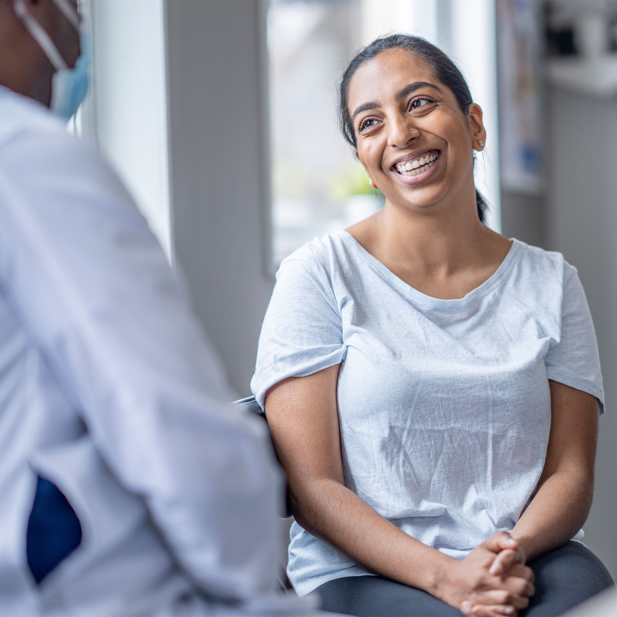 一个女人和她的医生说话