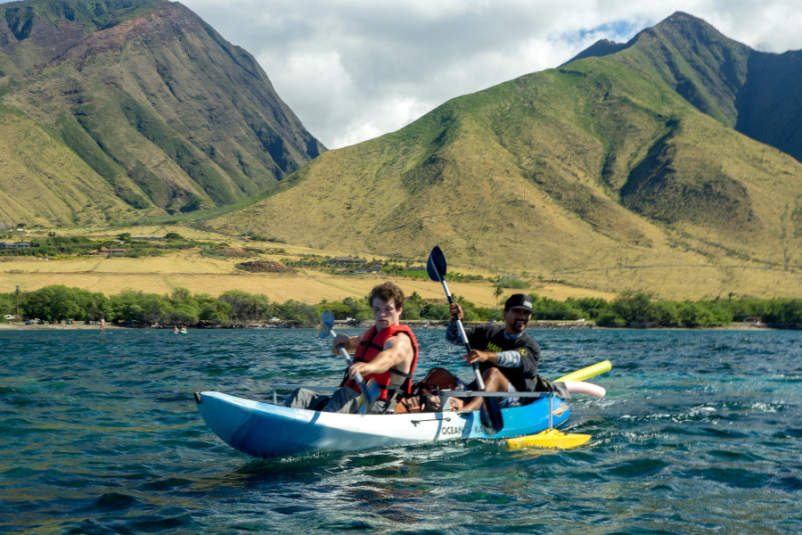 毛伊岛的皮划艇带着轮子周游世界