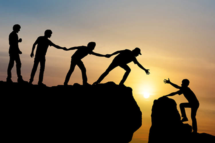 人们一起爬山的剪影。