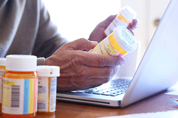 男人比较药物。