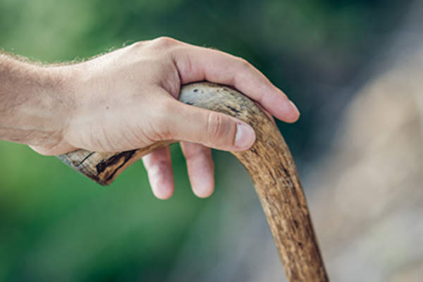 手放在手杖的顶端。