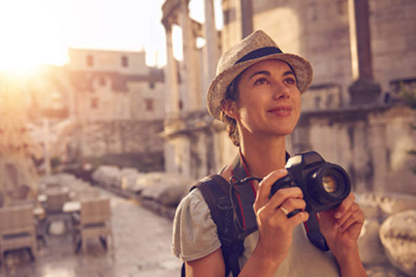带着相机探索废墟的旅行者。
