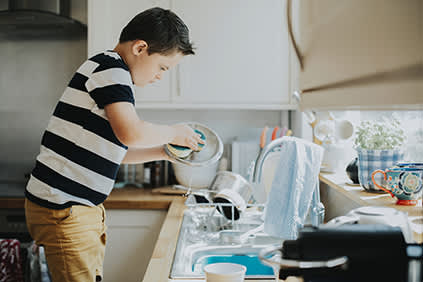 孩子洗盘子。