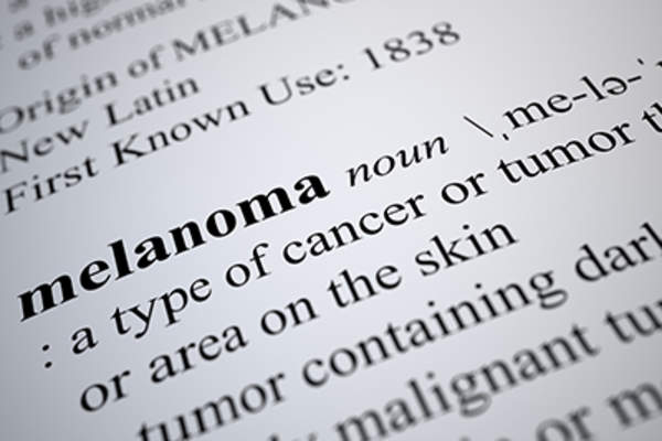 黑色素瘤字典的定义。