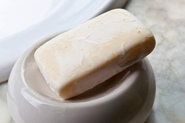 肥皂盒里的一块肥皂。