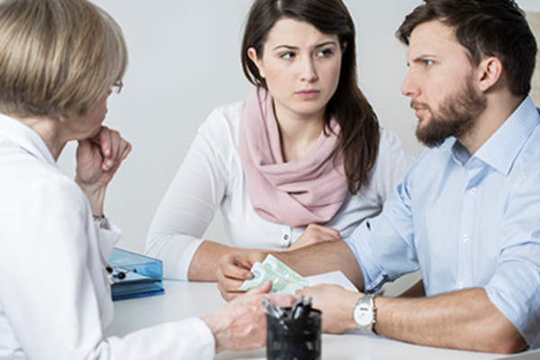 夫妇联系到医生生育问题。