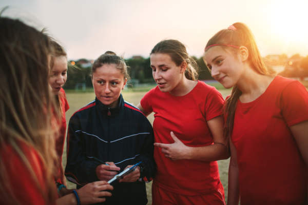 女子足球队与教练谈话