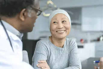 一个女人对她的肿瘤医生微笑。