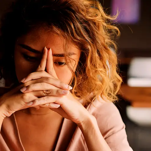 强调有头的妇女在手中