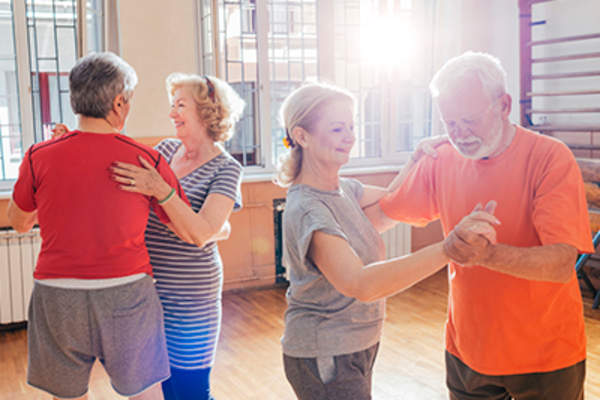 舞蹈班的高年级学生。