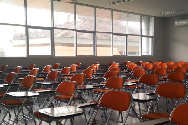 教室里都是空椅子