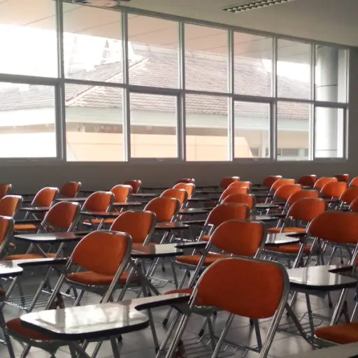 教室里坐满了空椅子