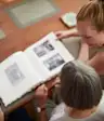 成人家庭看相册