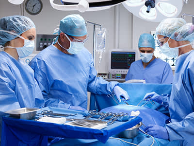 手术团队进行操作。