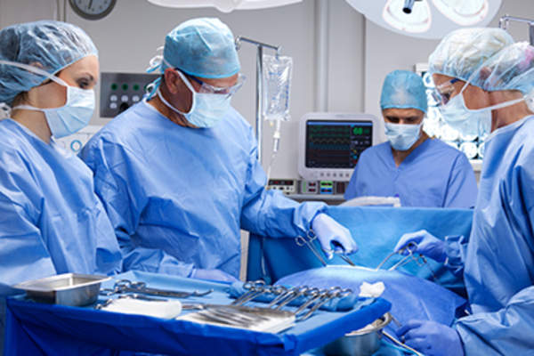 手术团队进行操作。
