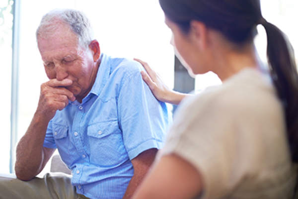 女人试图了解她的父亲患有痴呆症。