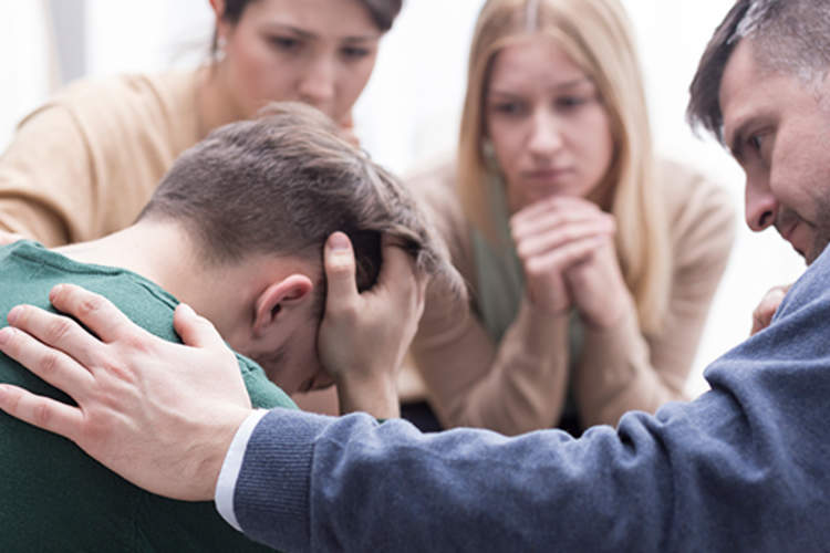 支持小组安慰的人。