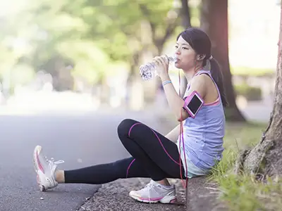 在锻炼期间的妇女饮用水。