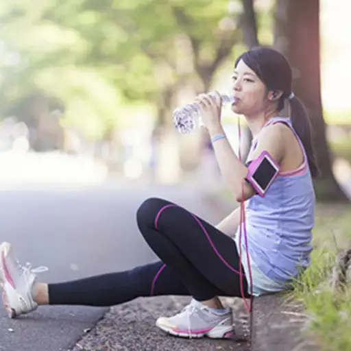 在锻炼期间的妇女饮用水。