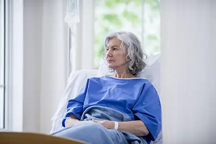 一位女士正在接受静脉注射的淋巴瘤治疗。