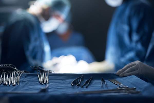 手术工具放在桌子上,外科医生在后面