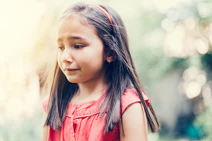 年轻哭泣的女孩。