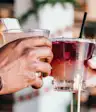 两人cheers-ing鸡尾酒