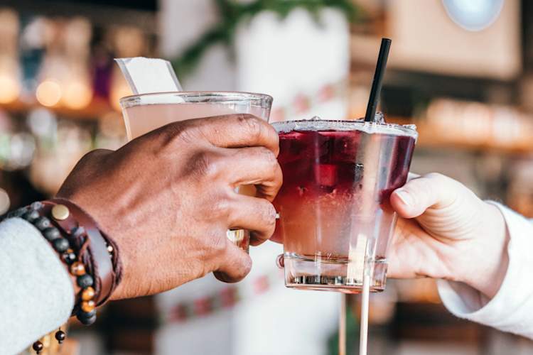 两个人在为鸡尾酒喝彩