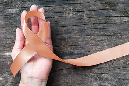 女子抱着子宫内膜癌的颜色丝带。