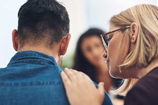 女人指导男人。