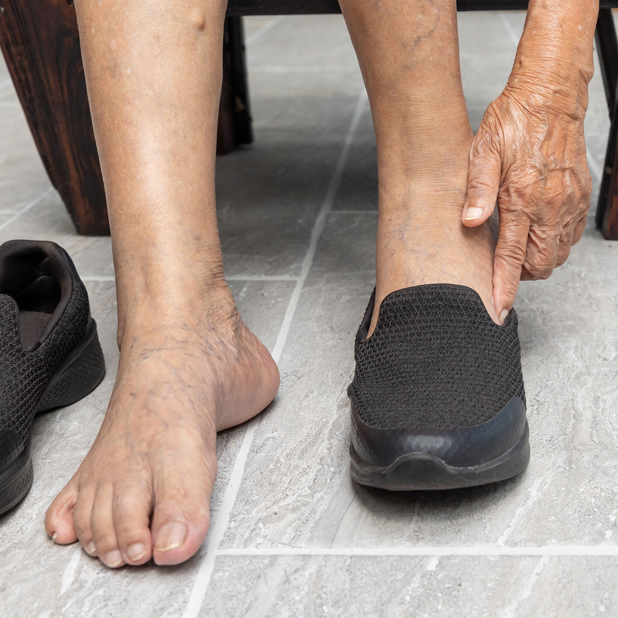 一个女人摸她的脚