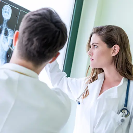 医生在看x光片。