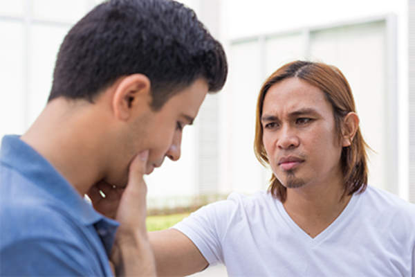 年轻人担心他的朋友。