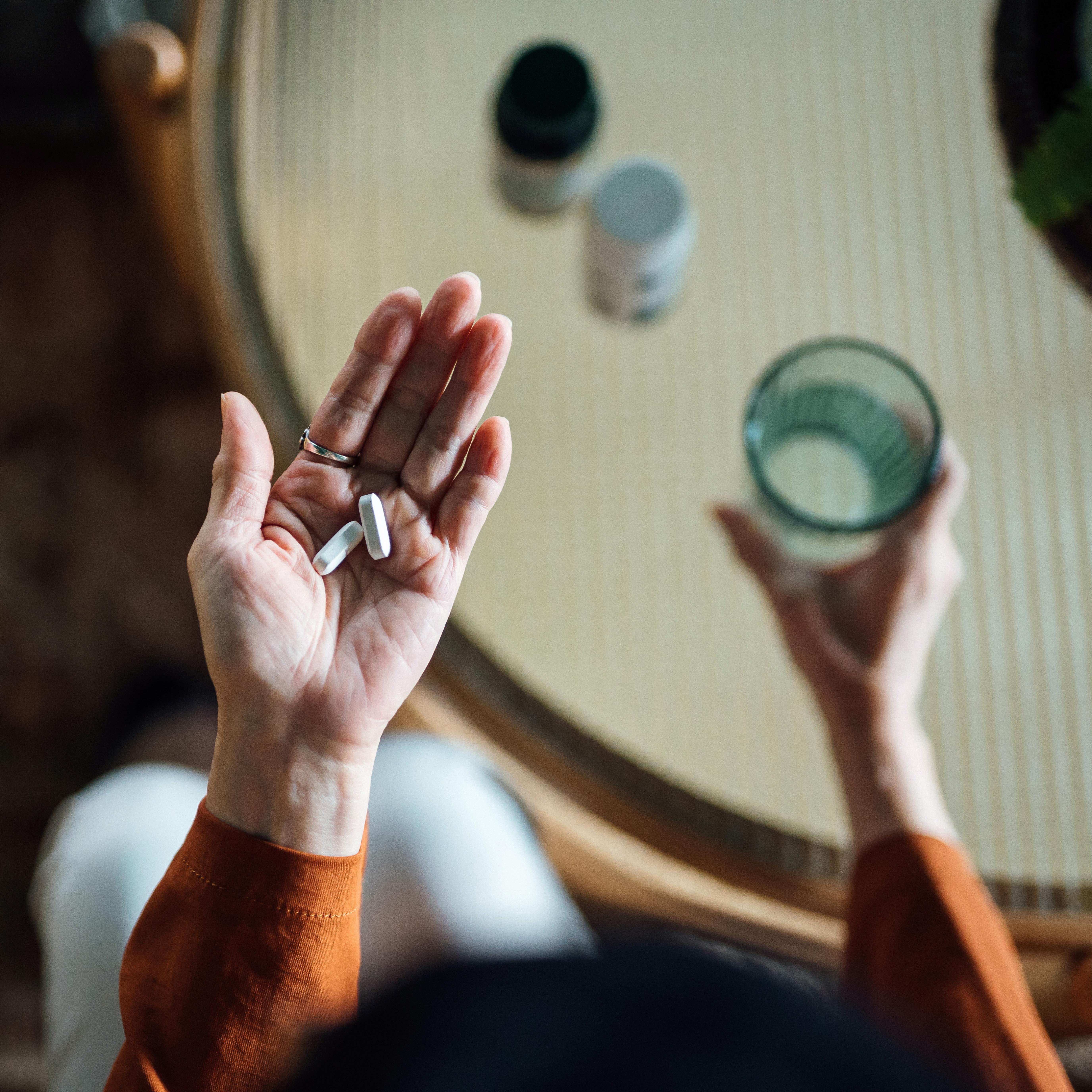 手拿着药和一杯水