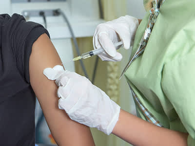 护士给病人注射流感疫苗。