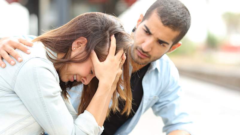 试图安慰抑郁的爱人