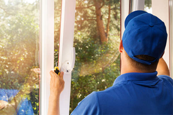 安装窗户的杂工。