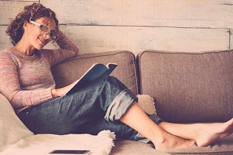 读书的女人在沙发上。