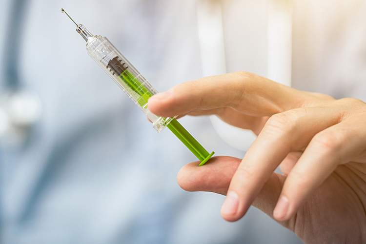 医生正在给你注射流感疫苗。