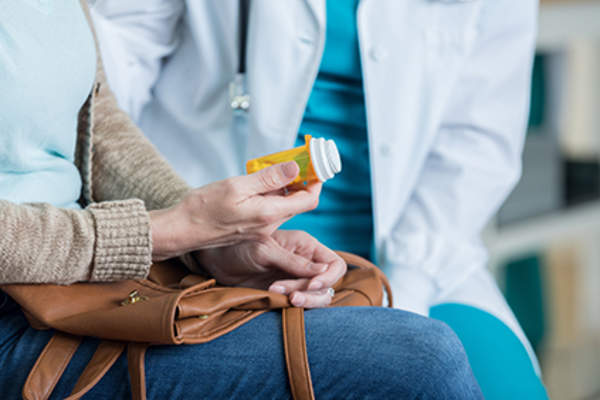 女子在她的钱包用药。