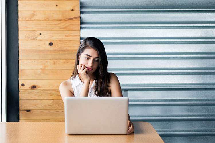 少女在笔记本电脑上。