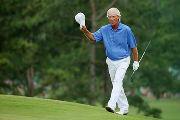 在奥古斯塔国家高尔夫俱乐部举行的2015名人赛第二轮中,美国的本·克伦肖(Ben Crenshaw)在与他的最后一场大师赛中走到第18果岭。