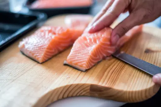 Cutting salmon filets