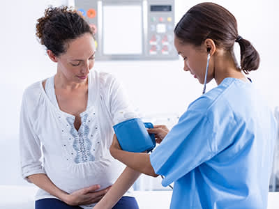 护士检查孕妇的血压。