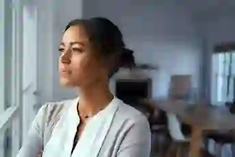 一个女人看着窗户