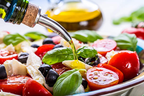 在沙拉上浇注橄榄油