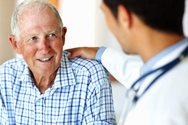 医生和老年病人谈话。