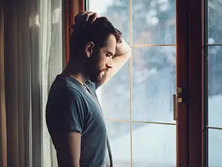 沮丧的男人望着窗外。